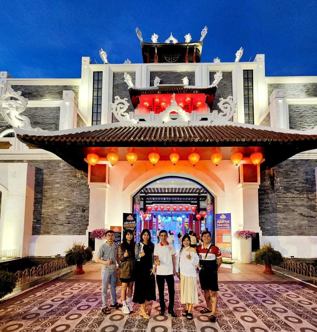 Team HDC cùng tham gia nhiều trò chơi tại công viên châu Á Đà Nẵng