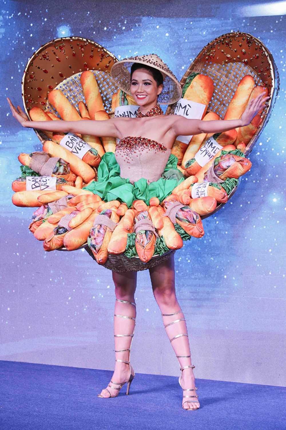 Hoa hậu H'Hen Niê cùng bộ trang phục Bánh mì tại Miss Universe 2018