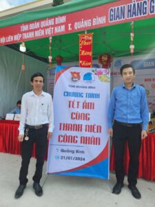 Anh Nguyễn Văn Thể - CEO Công ty HDC cùng Anh Trần Khánh Cường - Phó Bí thư tỉnh đoàn - Chủ tịch Hội LHTNVN tỉnh tại gian hàng