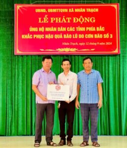 Đại diện lãnh đạo công ty HDC lên ủng hộ đồng bào Miền Bắc