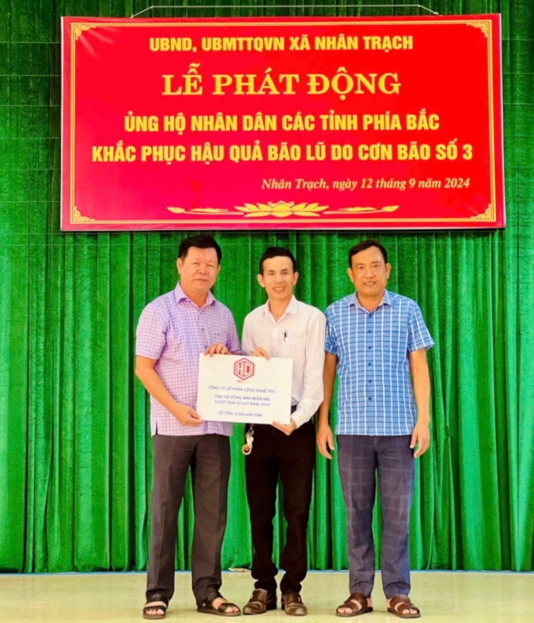 Đại diện lãnh đạo công ty HDC lên ủng hộ đồng bào Miền Bắc