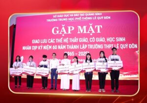 Anh Nguyễn Văn Thể – cựu học sinh khóa K07 đã trở về mái trường thân yêu để trao 10 suất học bổng tại trường THPT Lê Quý Đôn