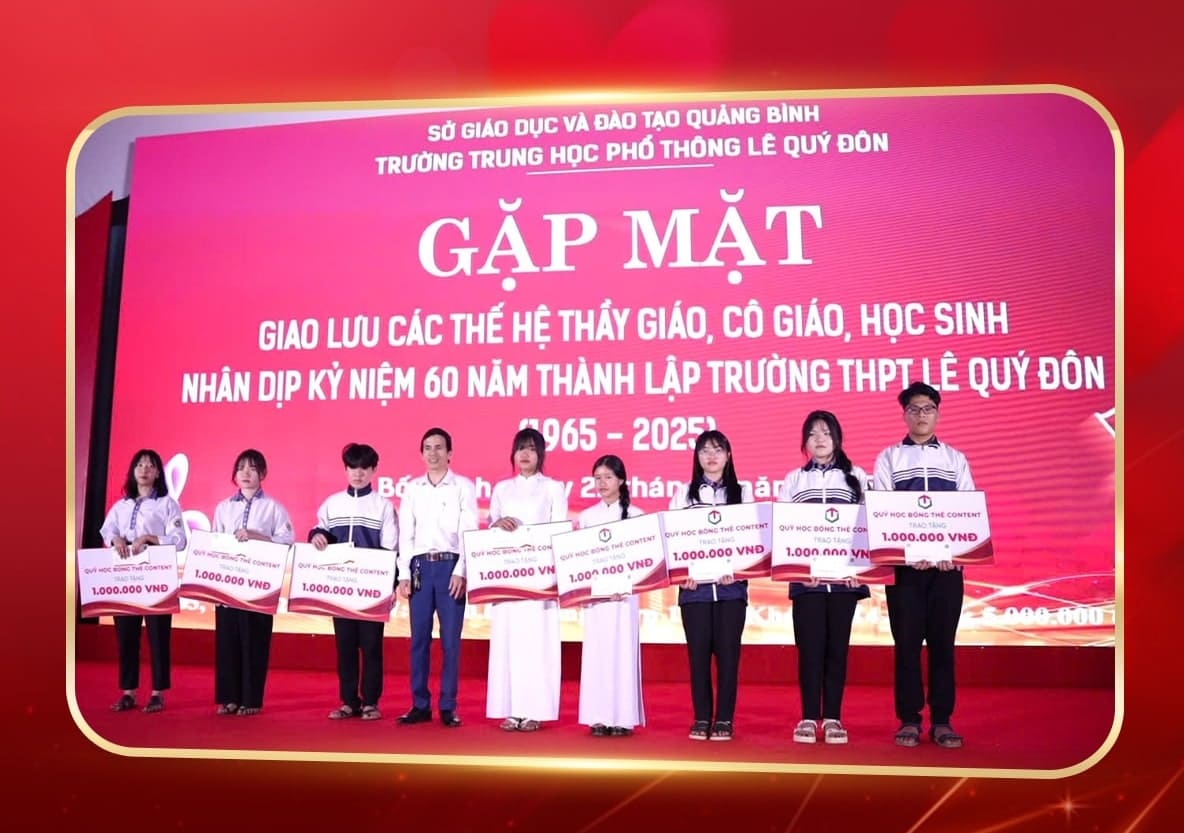 Anh Nguyễn Văn Thể – cựu học sinh khóa K07 đã trở về mái trường thân yêu để trao 10 suất học bổng tại trường THPT Lê Quý Đôn